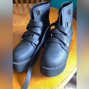 GDGYDH (Dollskill) Buckle Platform Boots